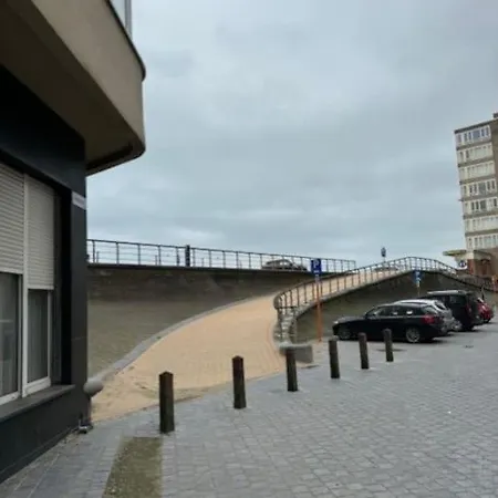 Knus Aan De Zeedijk Lägenhet